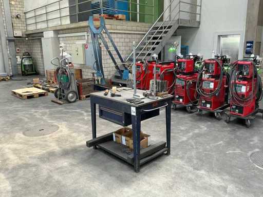 Werkstattstation mit Bohrbohrmaschine, Steuermarmor, Werkbank und Werkzeugen